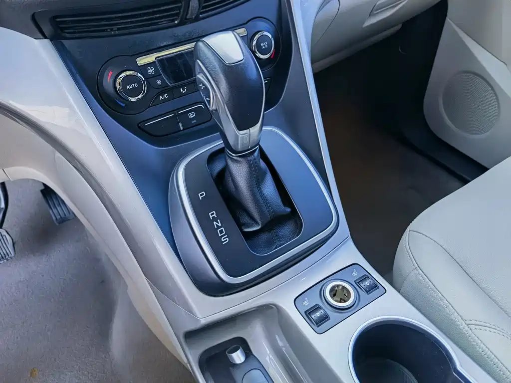 Ford Kuga 2014 — фото 11