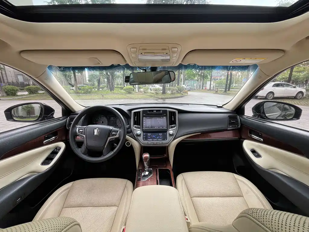 Toyota Crown 2015 — фото 4