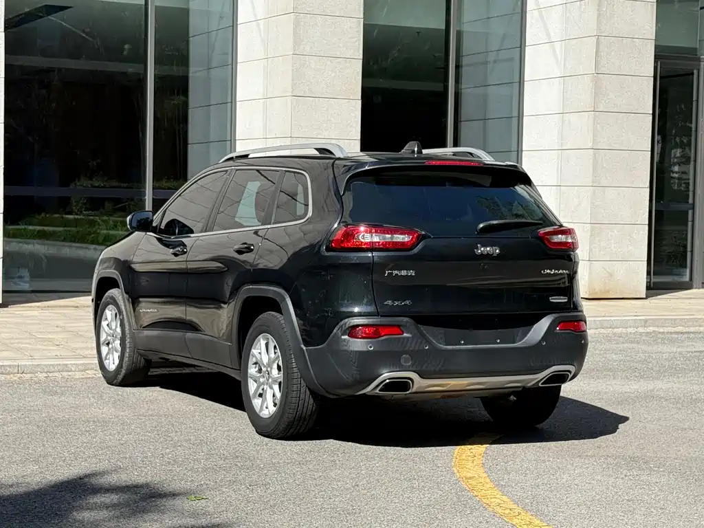 Jeep Cherokee 2016 — фото 18