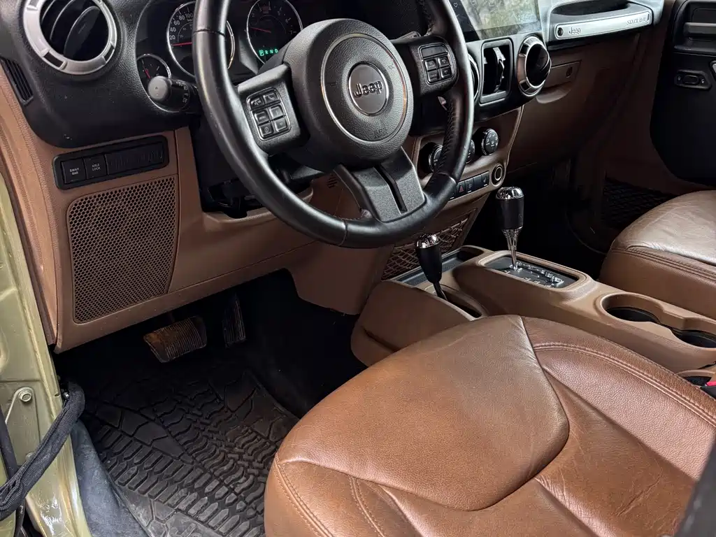 Jeep Wrangler 2014 — фото 8