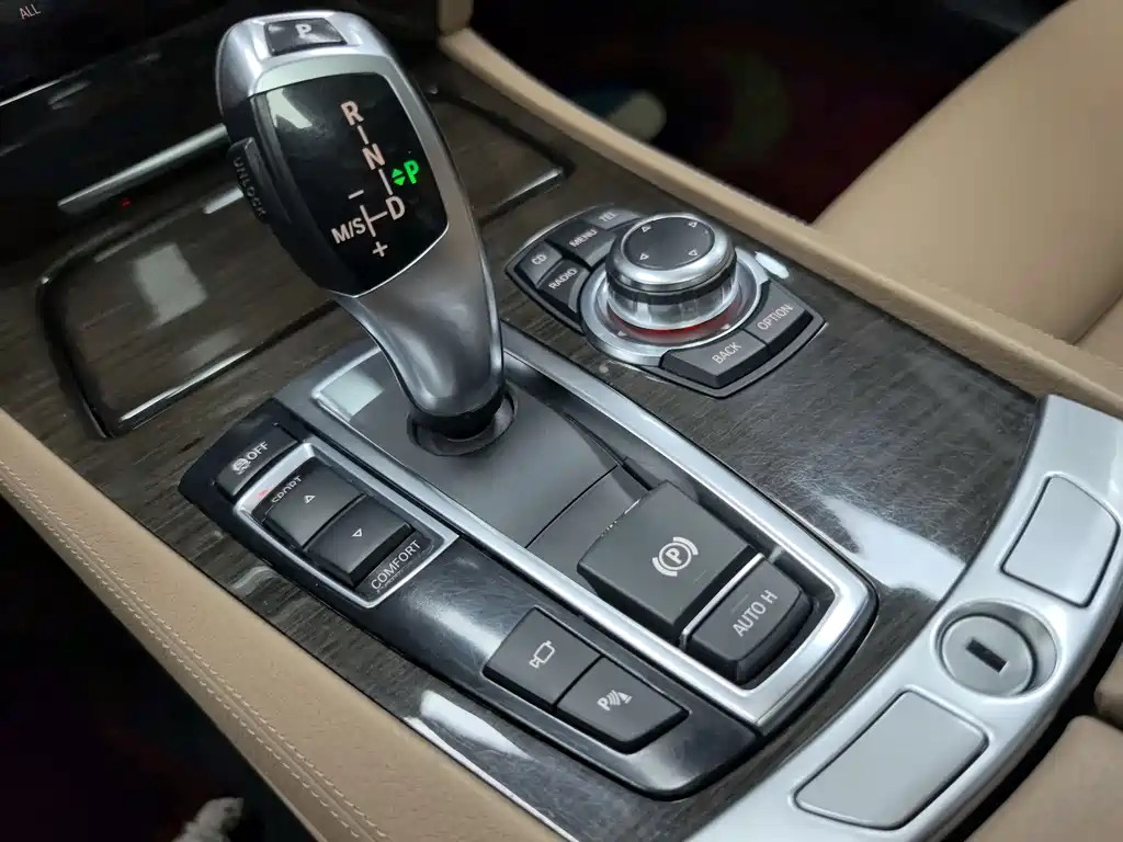 BMW 7 Series 2011 — фото 11
