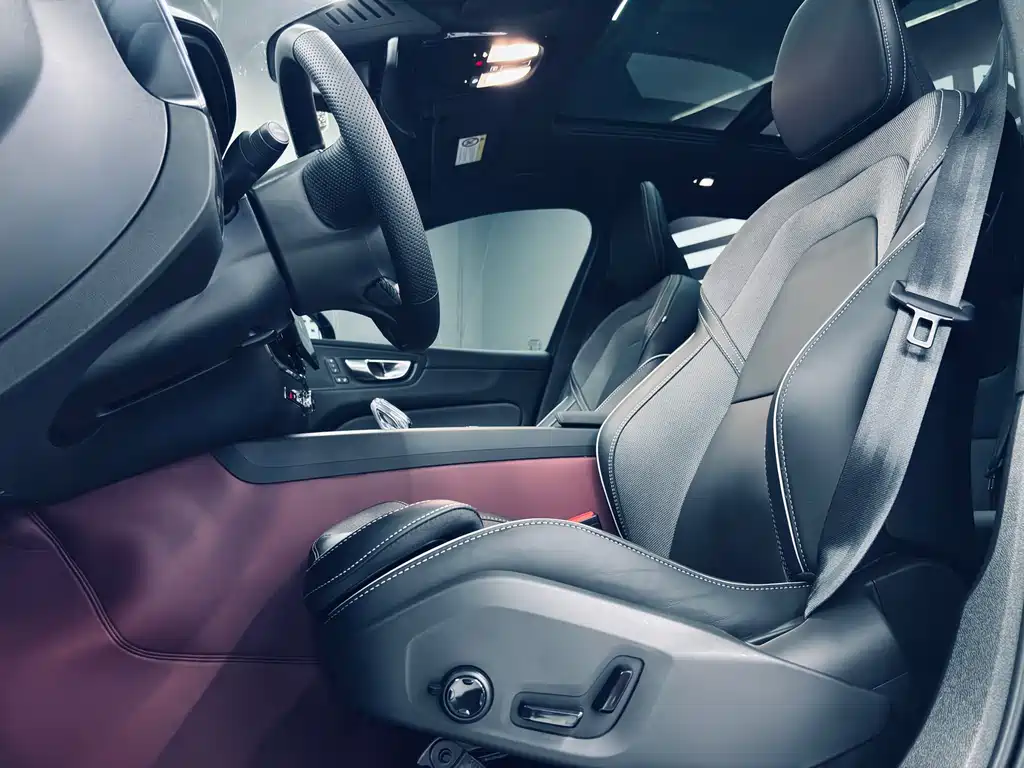 Volvo XC60 2025 — фото 8