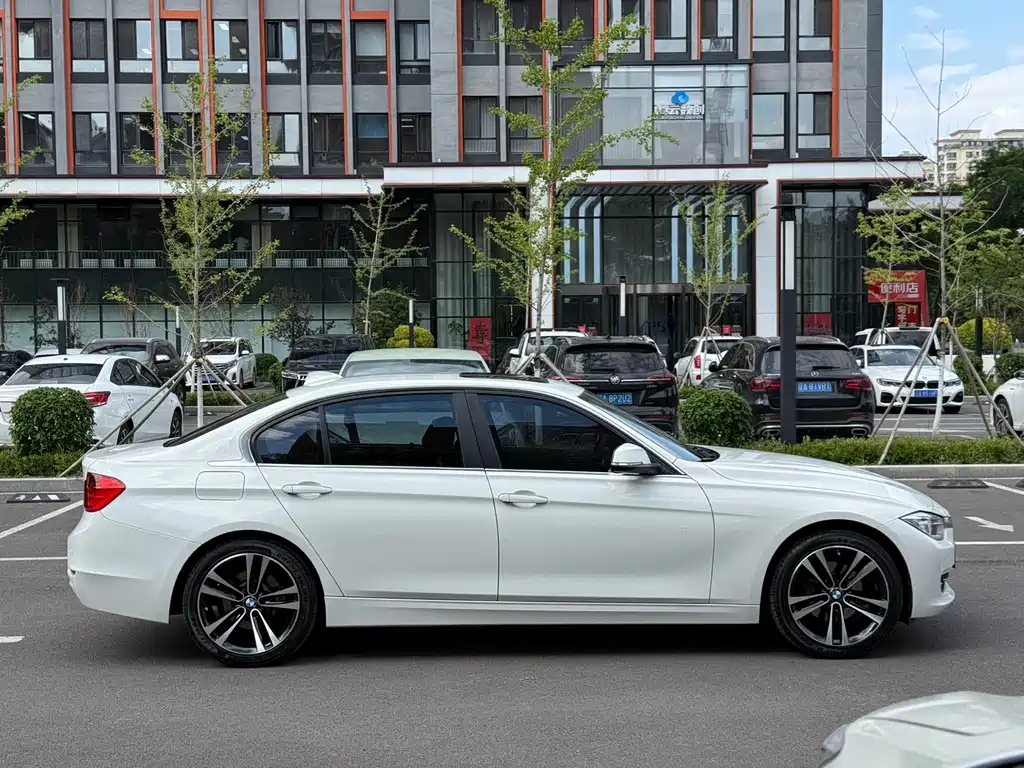 BMW 5 Series 2012 — фото 13