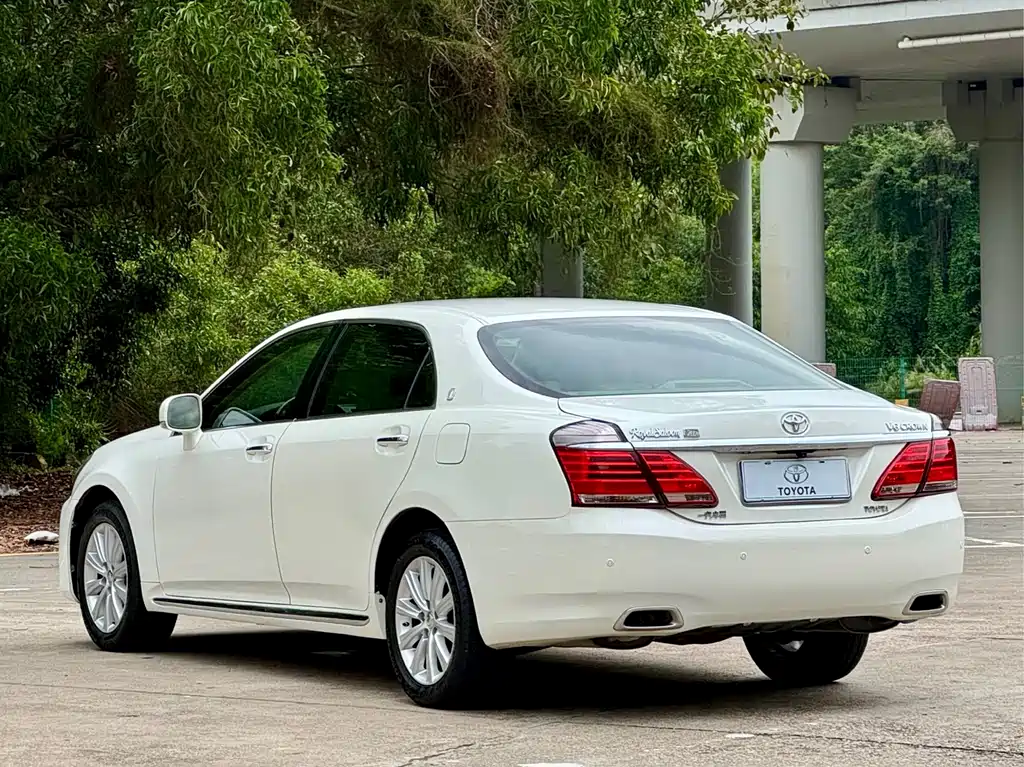Toyota Crown 2015 — фото 24