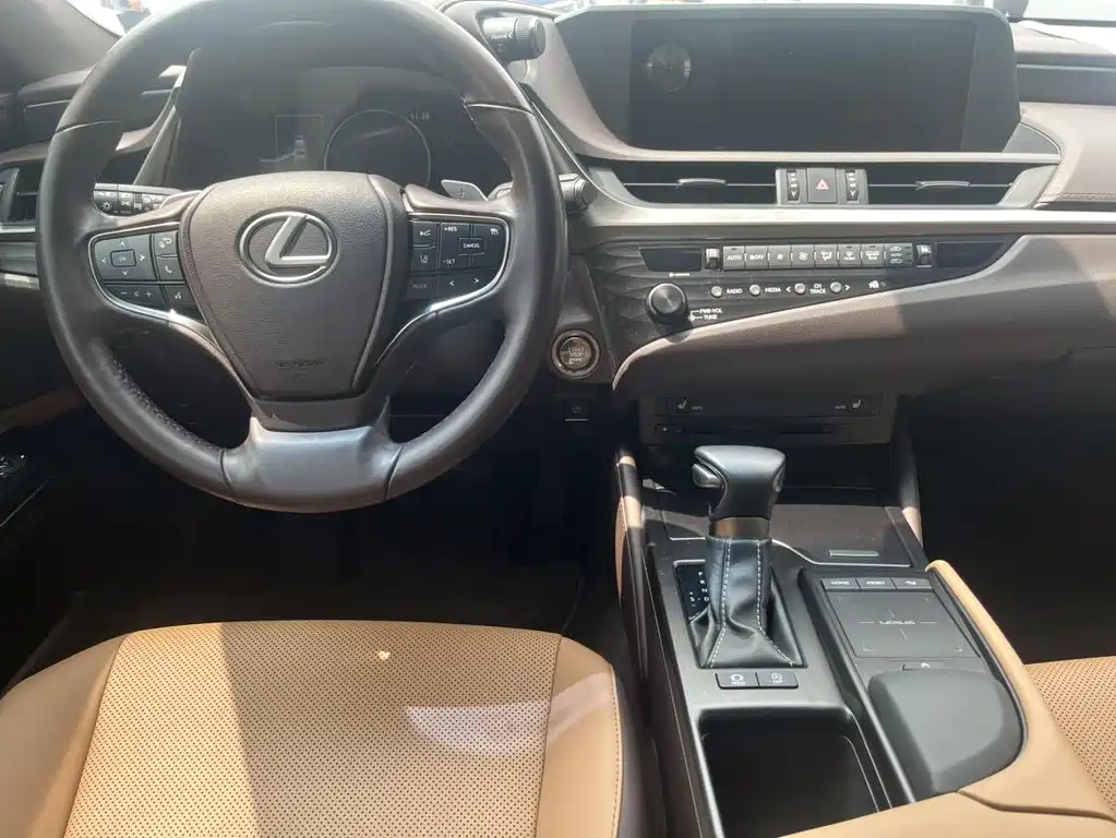 Lexus ES 2018 — фото 13