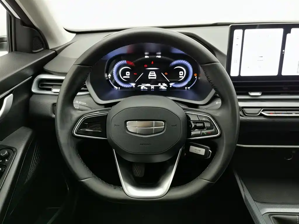 Geely Emgrand 2025 — фото 11