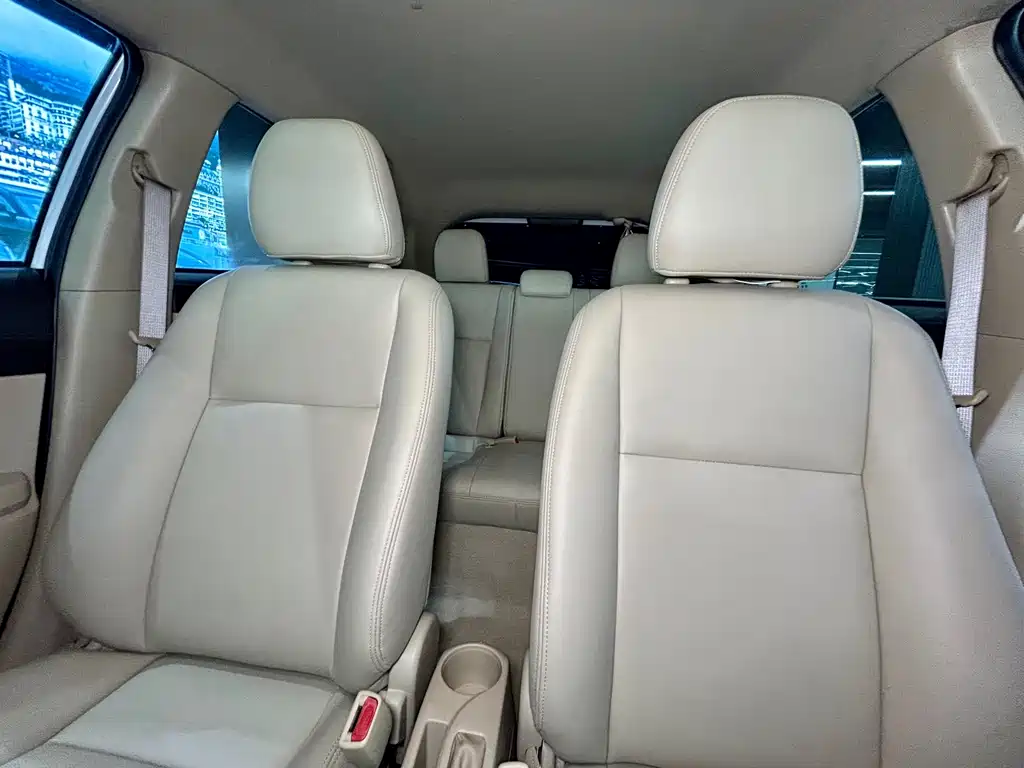 Toyota Yaris L 2014 — фото 10