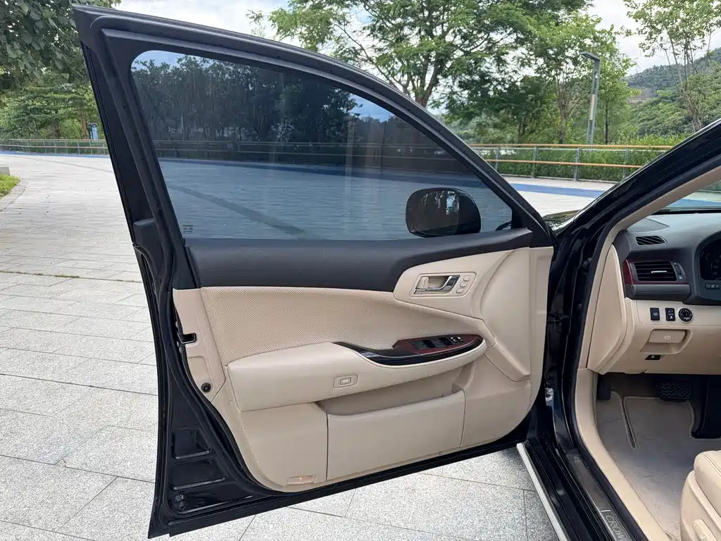 Toyota Crown 2010