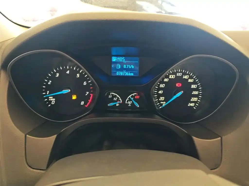 Ford Focus 2015 — фото 12