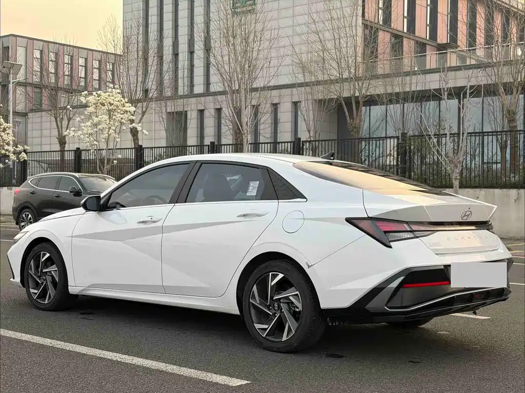 Hyundai Elantra 2023 — фото 9