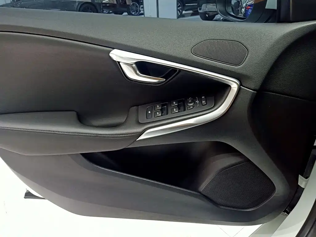 Volvo V40 2017 — фото 15