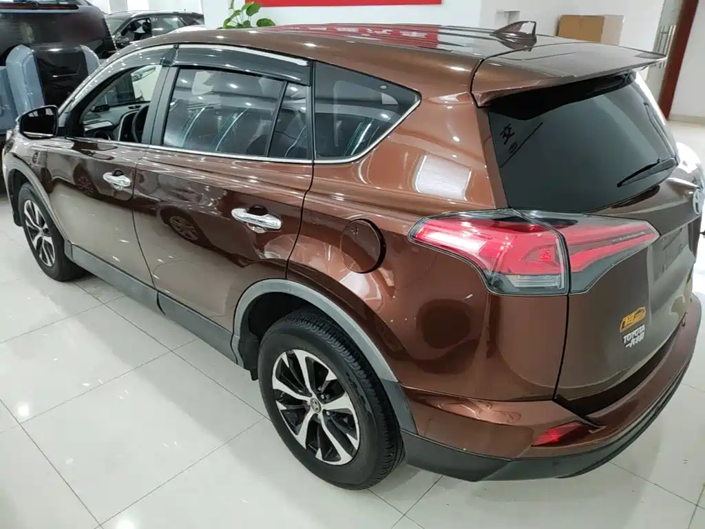 Toyota RAV4 2017 — фото 5