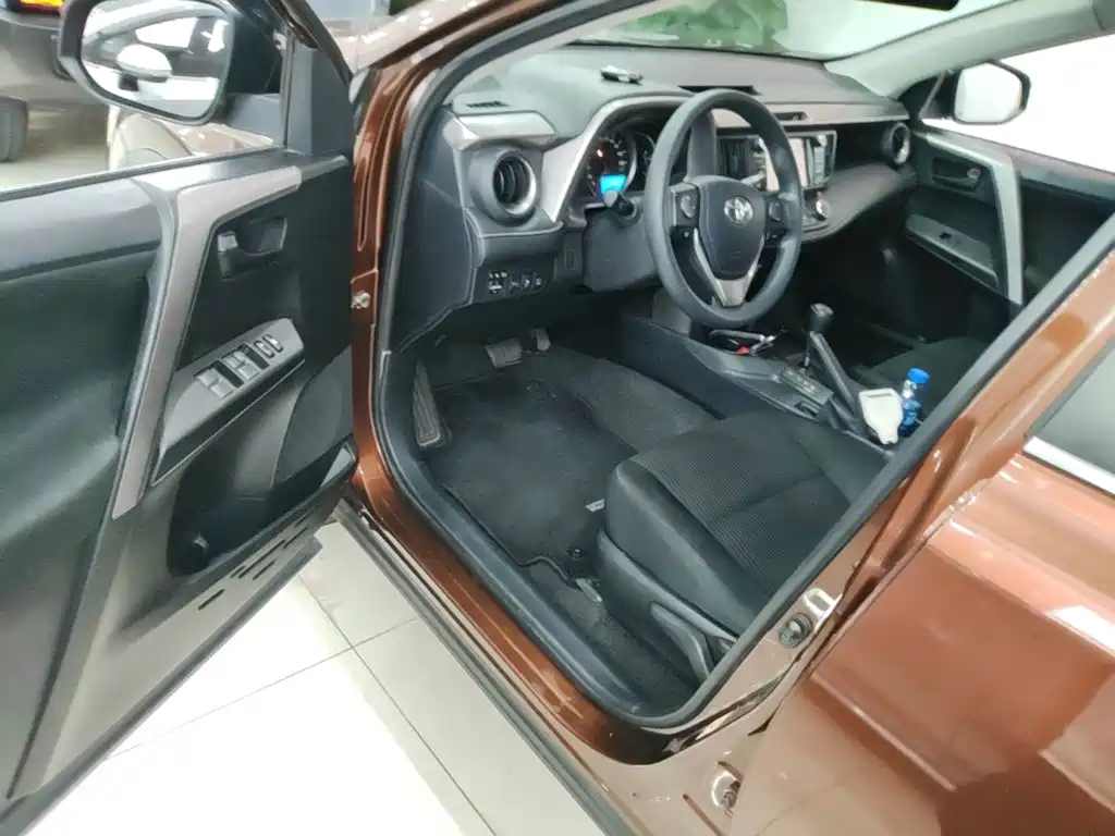 Toyota RAV4 2017 — фото 16