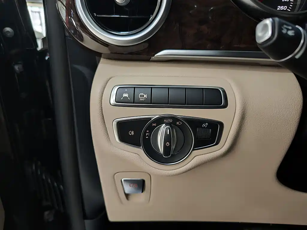 Mercedes-Benz V-Class 2019 — фото 19