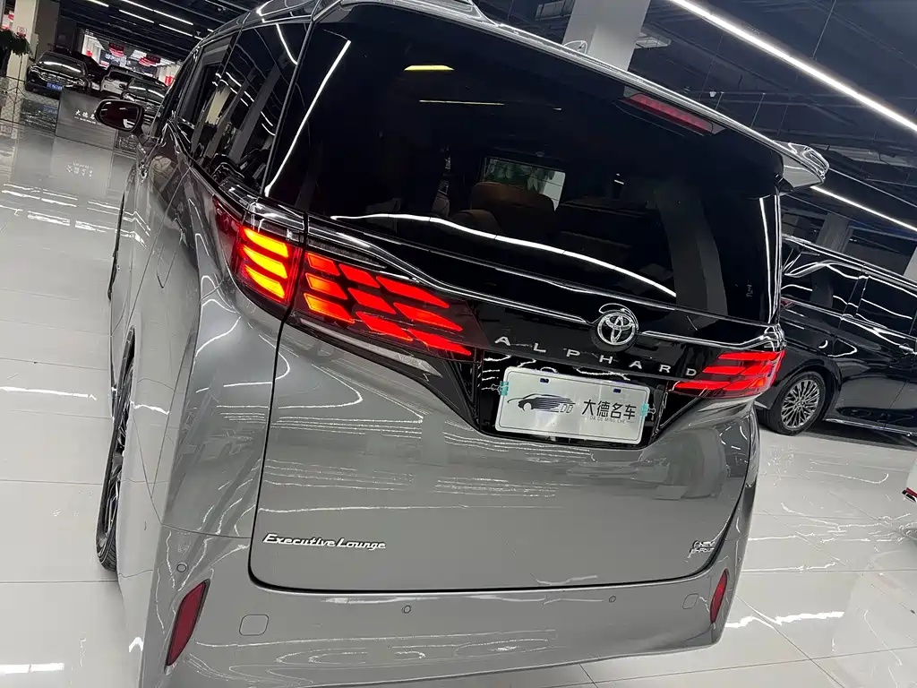 Toyota Alphard 2023 — фото 7