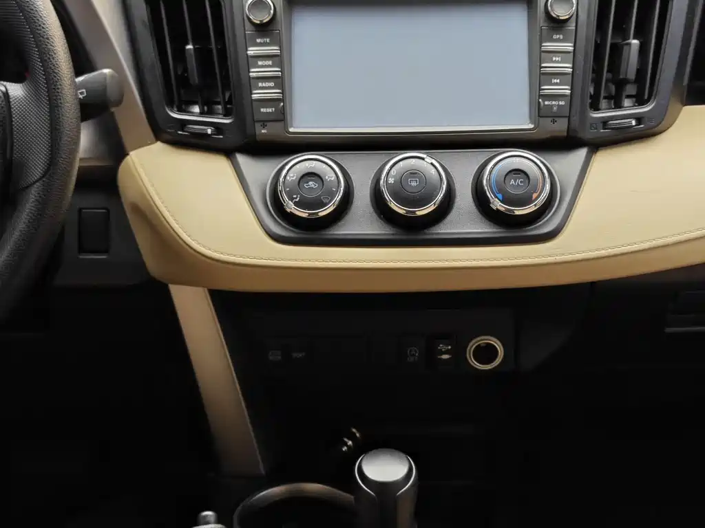 Toyota RAV4 2017 — фото 18