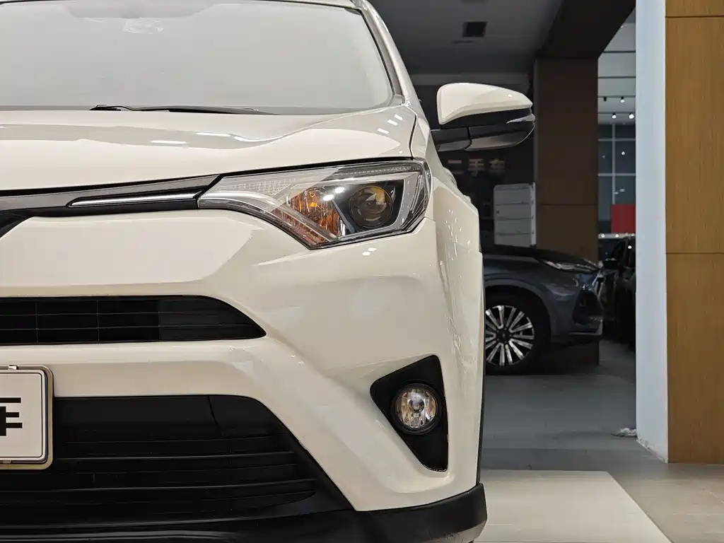 Toyota RAV4 2017 — фото 2