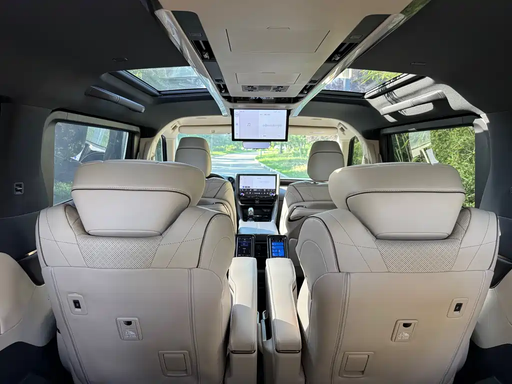 Toyota Vellfire 2023 — фото 13