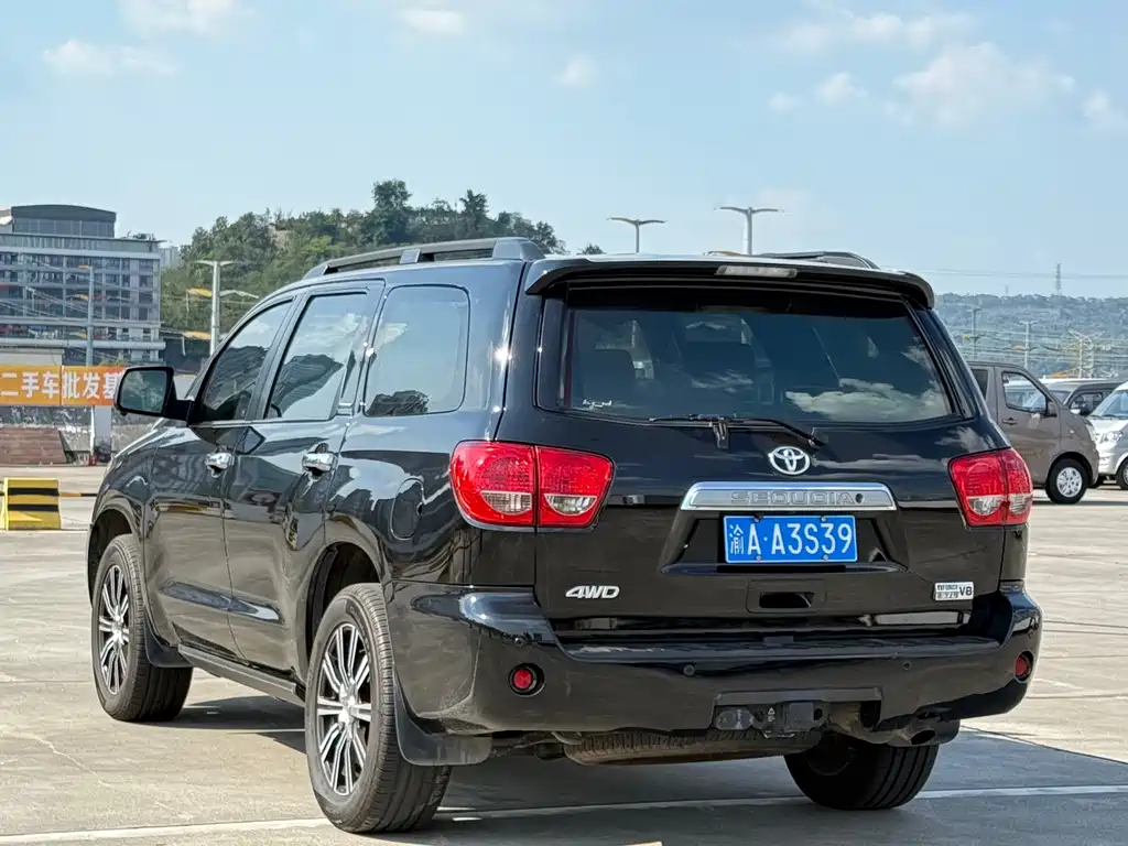 Toyota Sequoia 2015 — фото 27