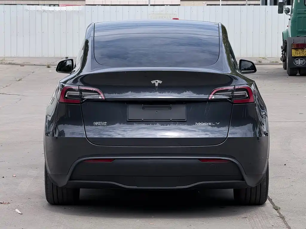 Tesla Model Y 2025 — фото 5