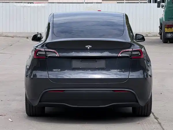 Tesla Model Y 2025