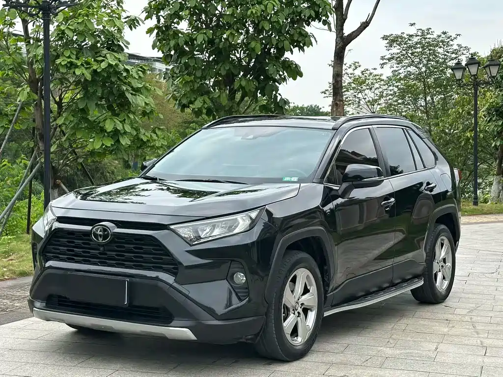 Toyota RAV4 2021 — фото 1