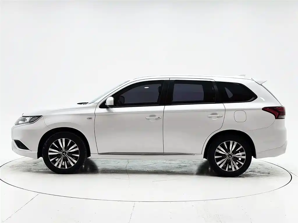 Mitsubishi Outlander 2022 — фото 7
