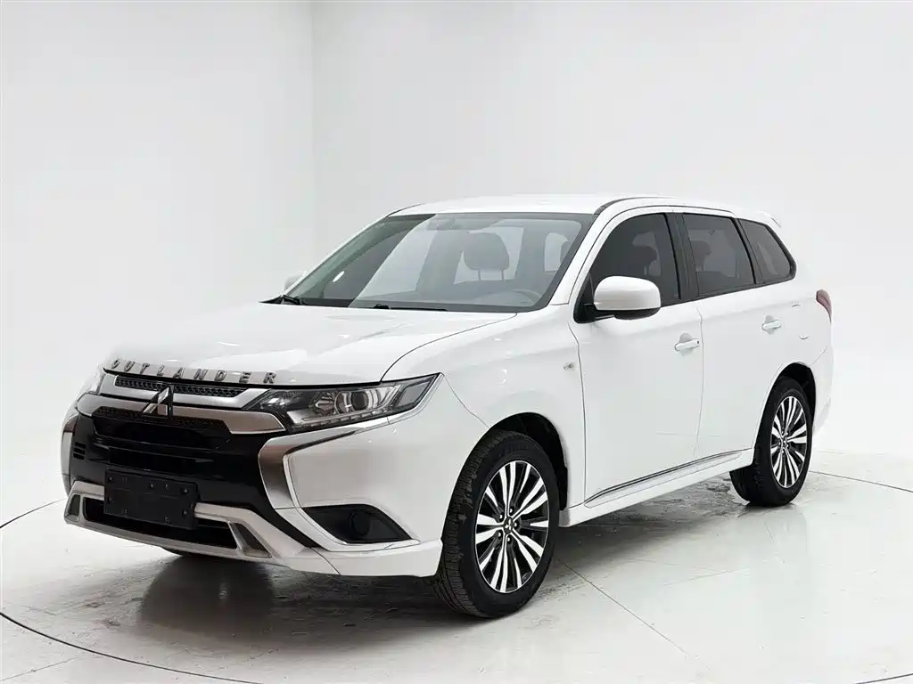 Mitsubishi Outlander 2022 — фото 1
