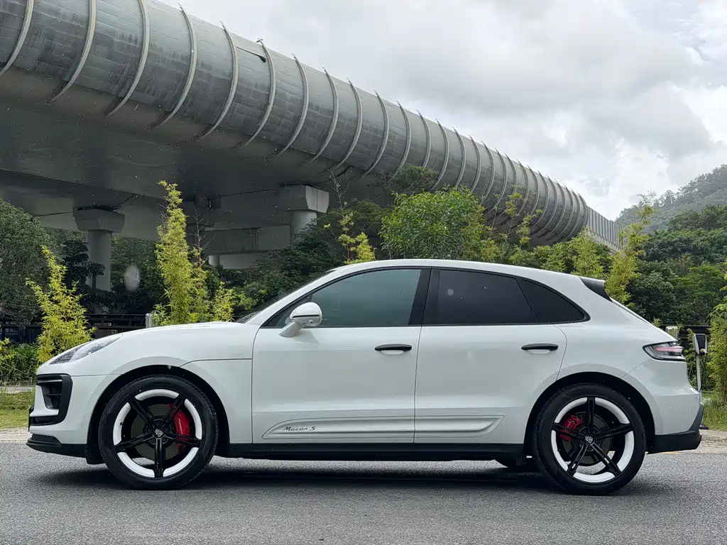 Porsche Macan 2023 — фото 23