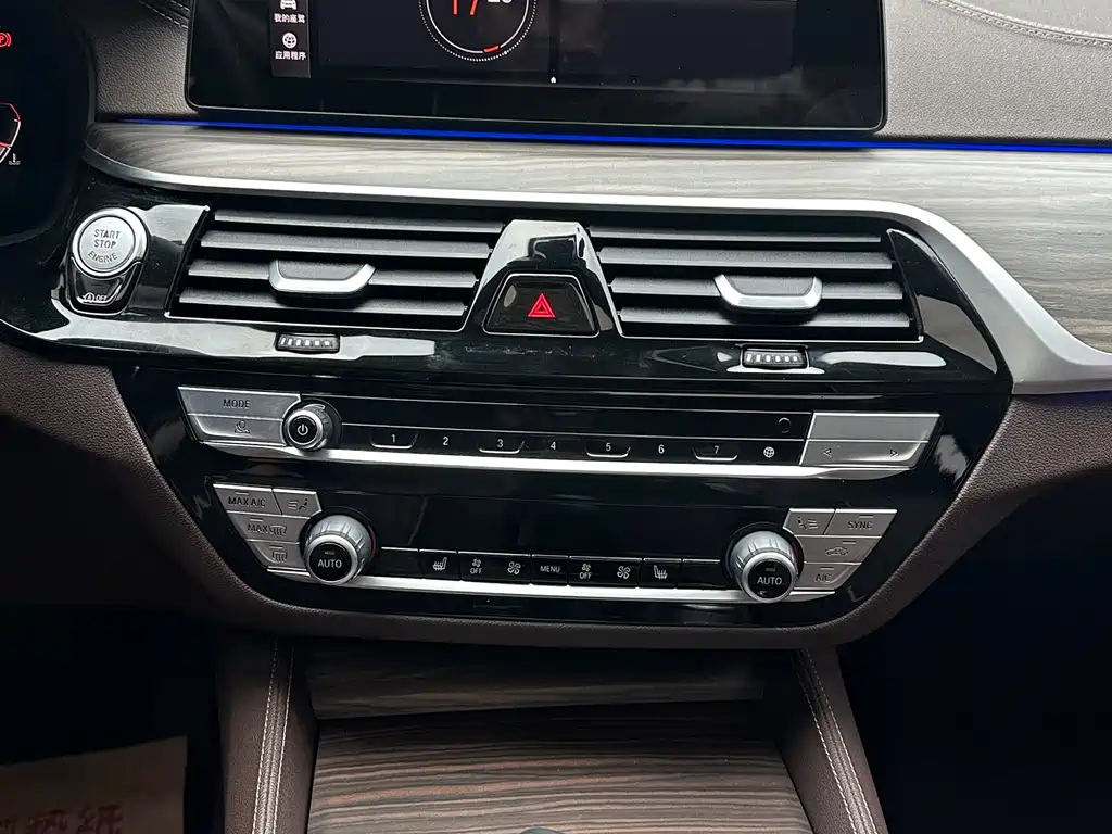 BMW 5 Series 2019 — фото 12