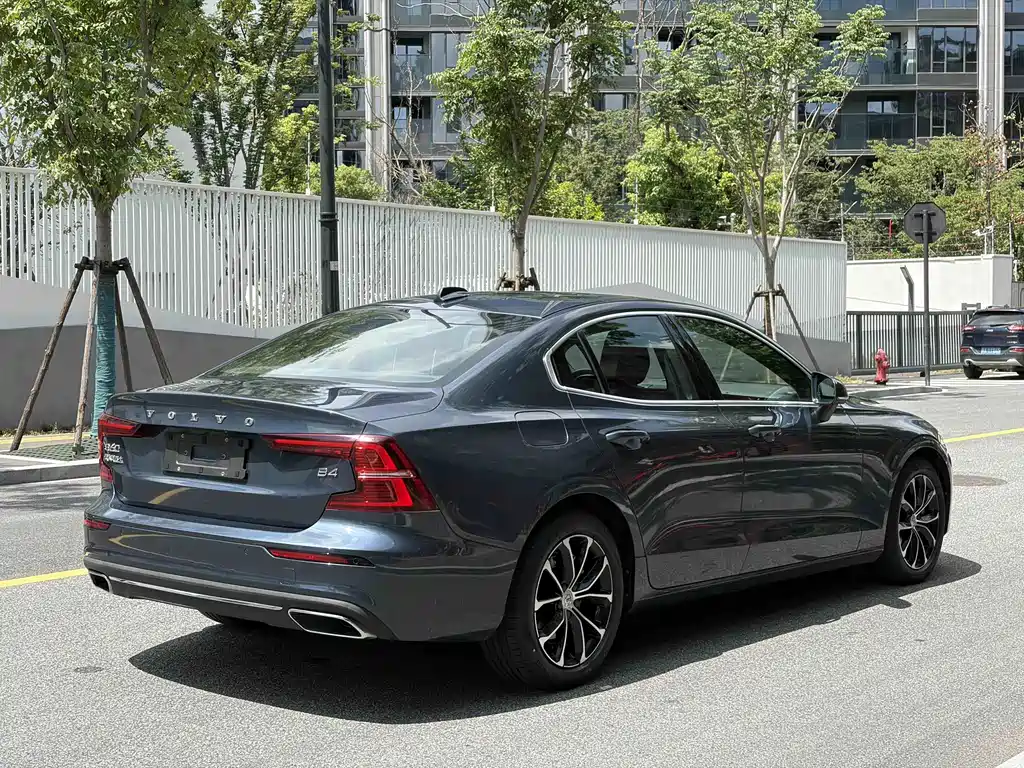 Volvo S60 2022 — фото 18