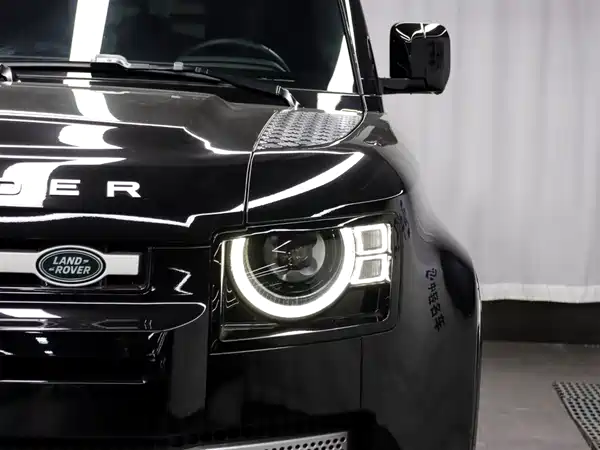 Land Rover Defender 2024