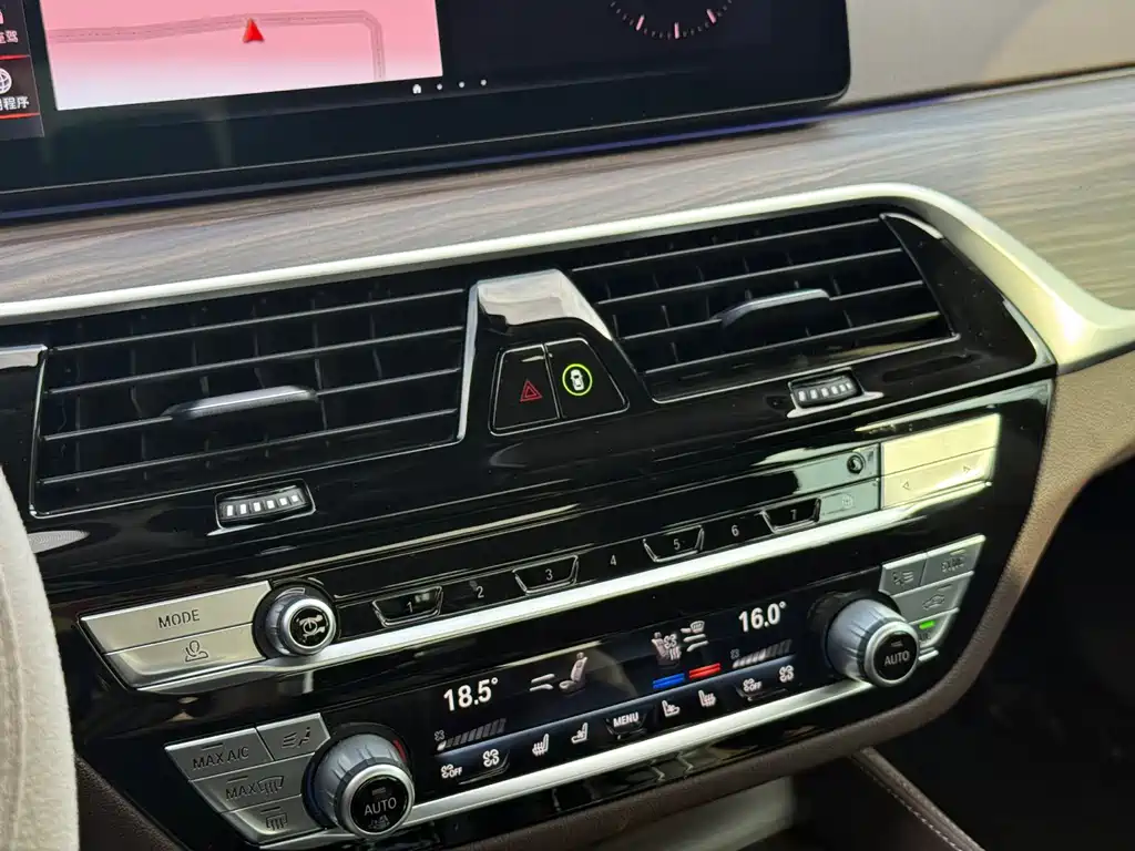 BMW 5 Series 2021 — фото 12