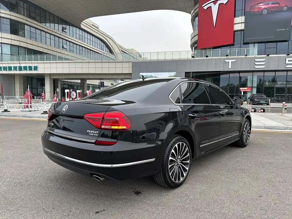 Volkswagen Passat 2017 — фото 16