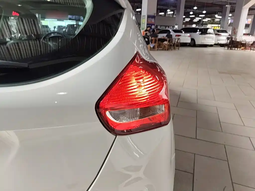 Ford Focus 2017 — фото 8