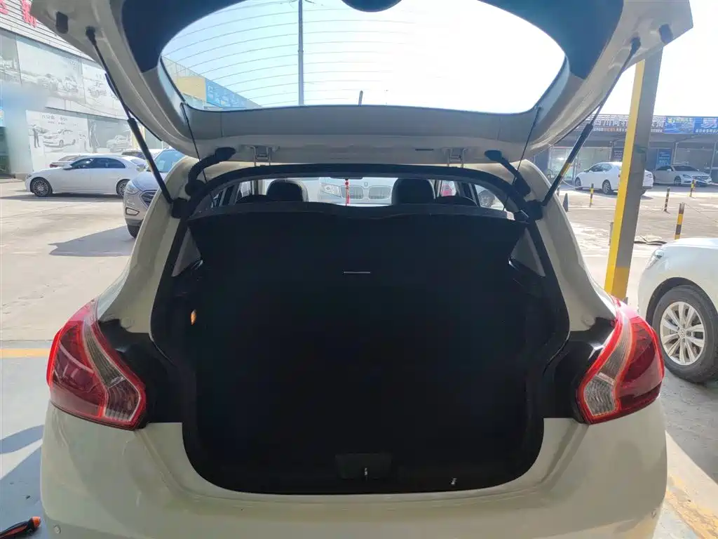 Nissan Tiida 2015 — фото 19