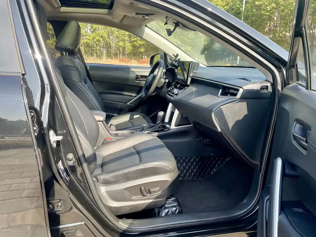 Toyota Corolla Cross 2023 — фото 16
