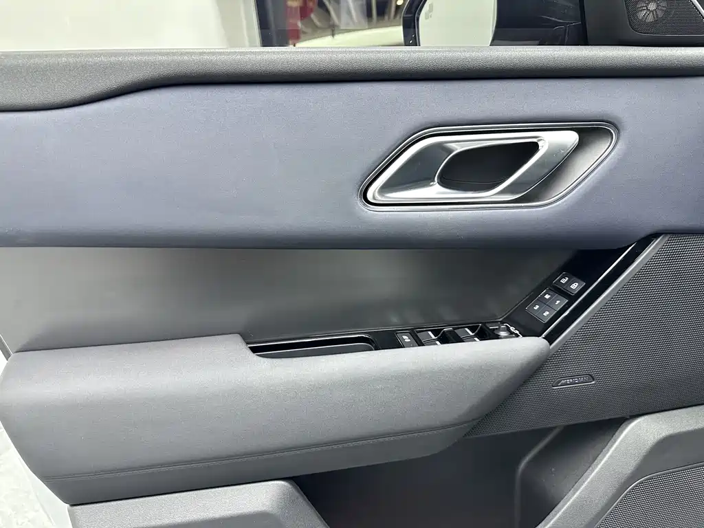 Land Rover Range Rover Velar 2024 — фото 18
