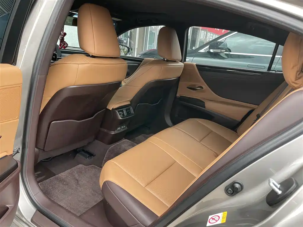Lexus ES 2020