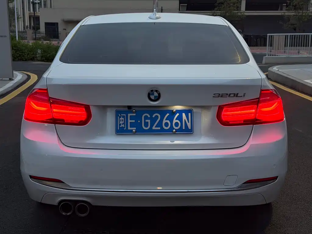 BMW 3 Series 2018 — фото 10