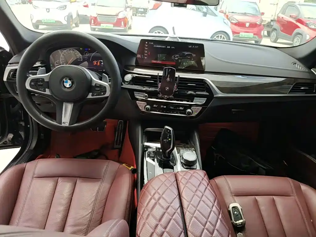 BMW 5 Series 2018 — фото 10