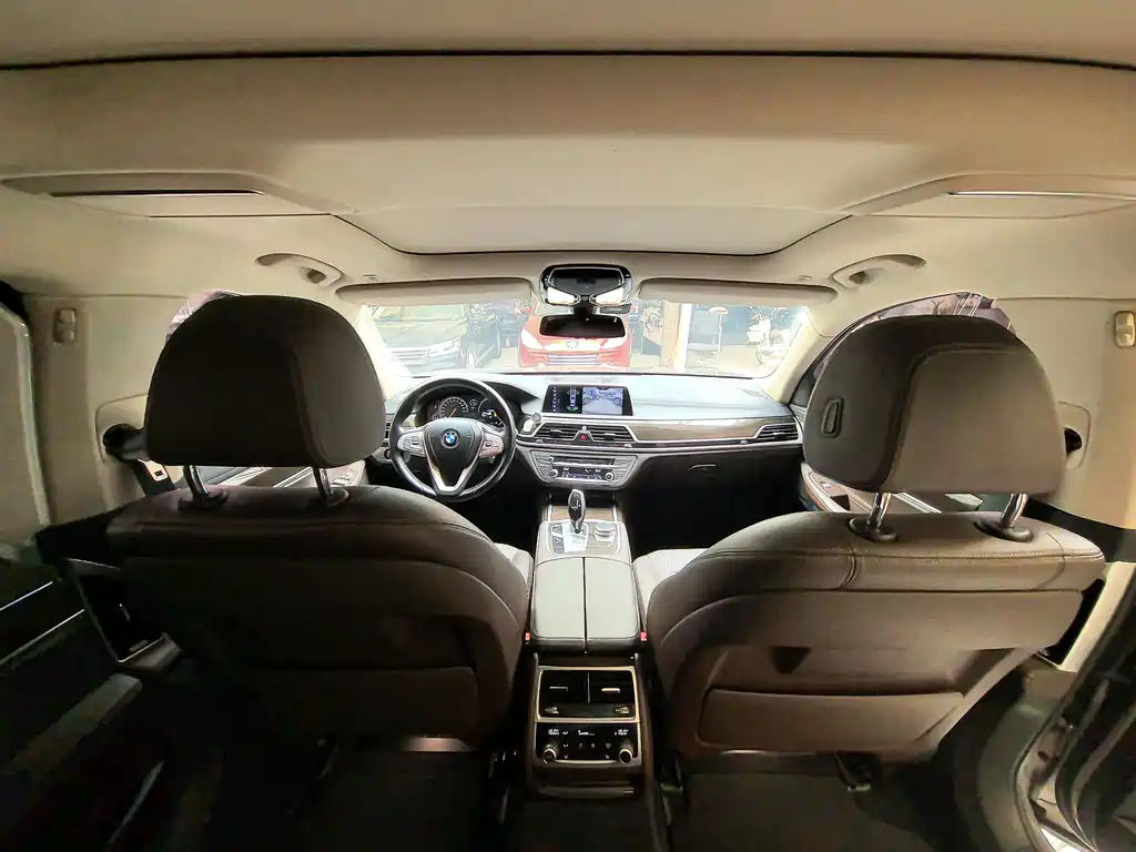 BMW 7 Series 2017 — фото 9