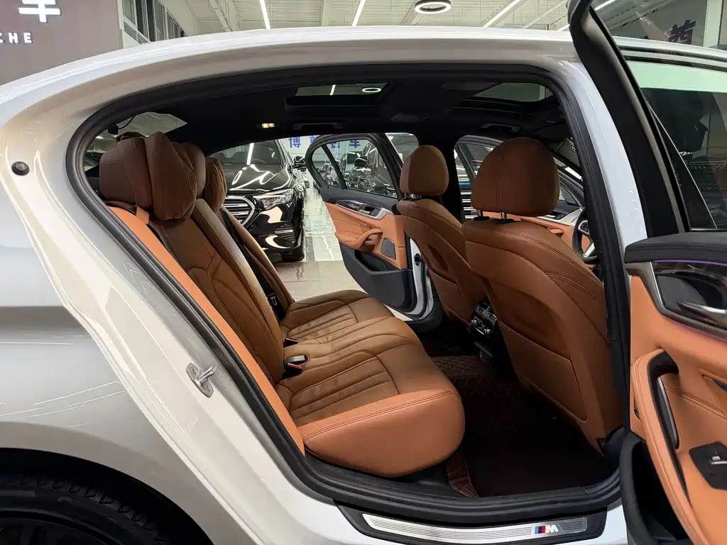 BMW 5 Series 2017 — фото 18