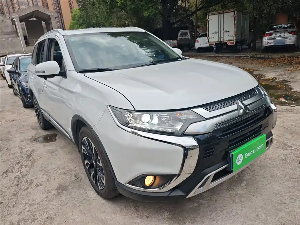 Mitsubishi Outlander 2020 — фото 4
