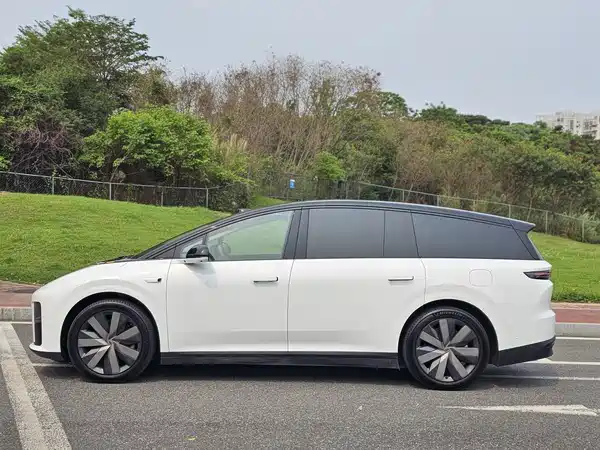 Li Auto i8 2025