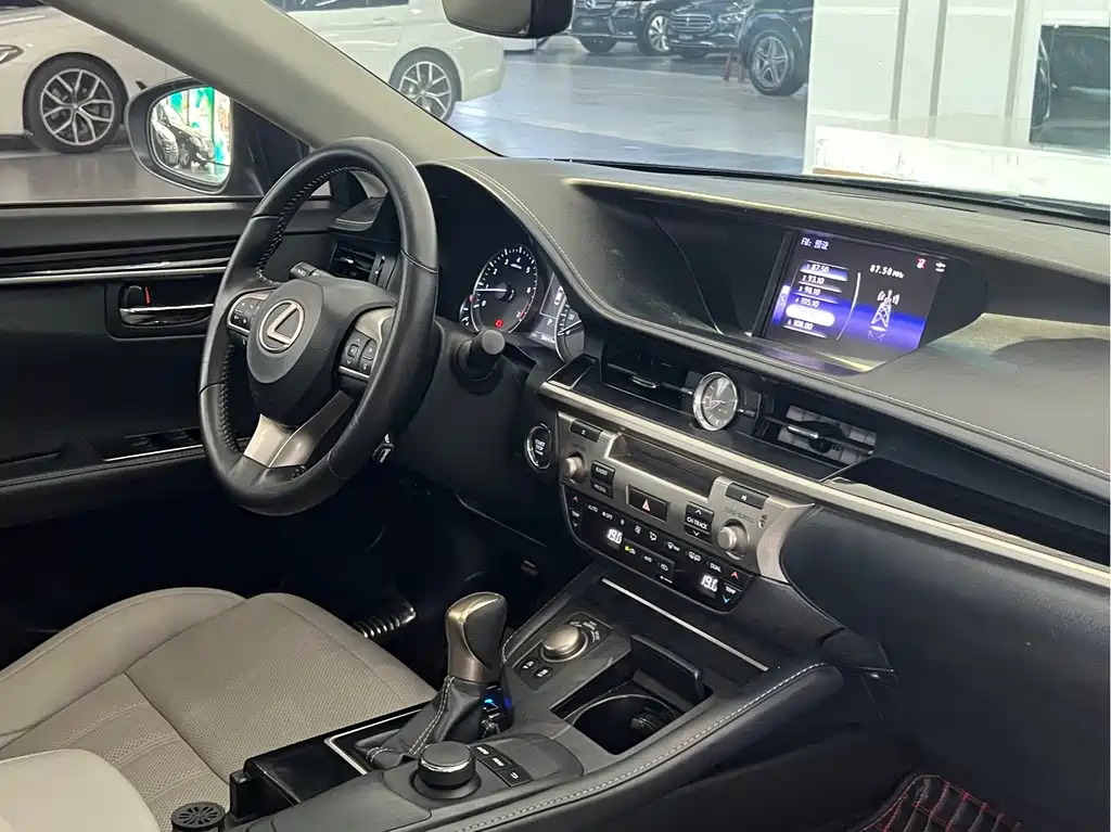 Lexus ES 2018 — фото 15