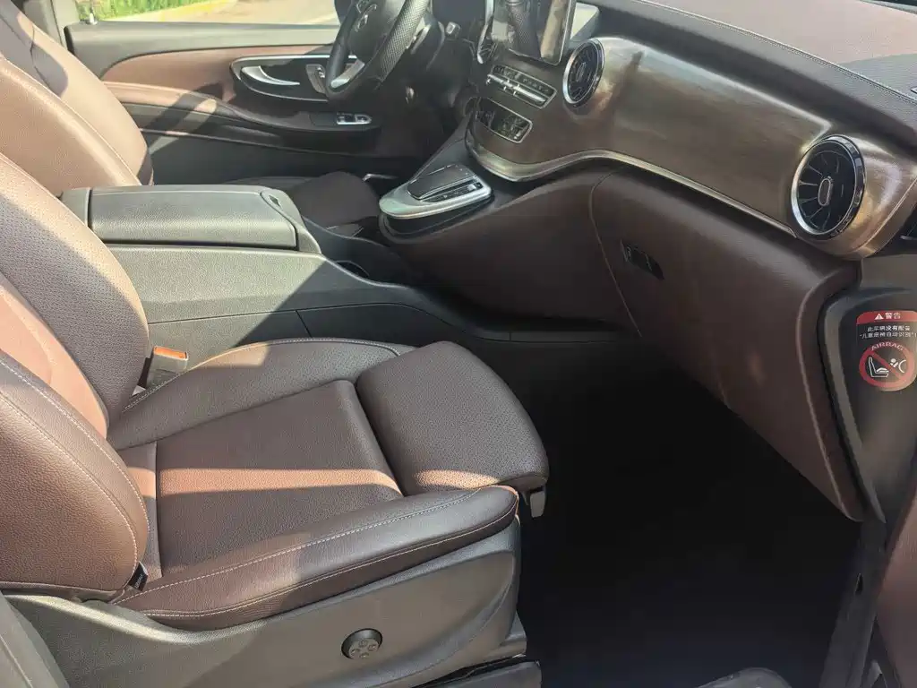 Mercedes-Benz V-Class 2023 — фото 11
