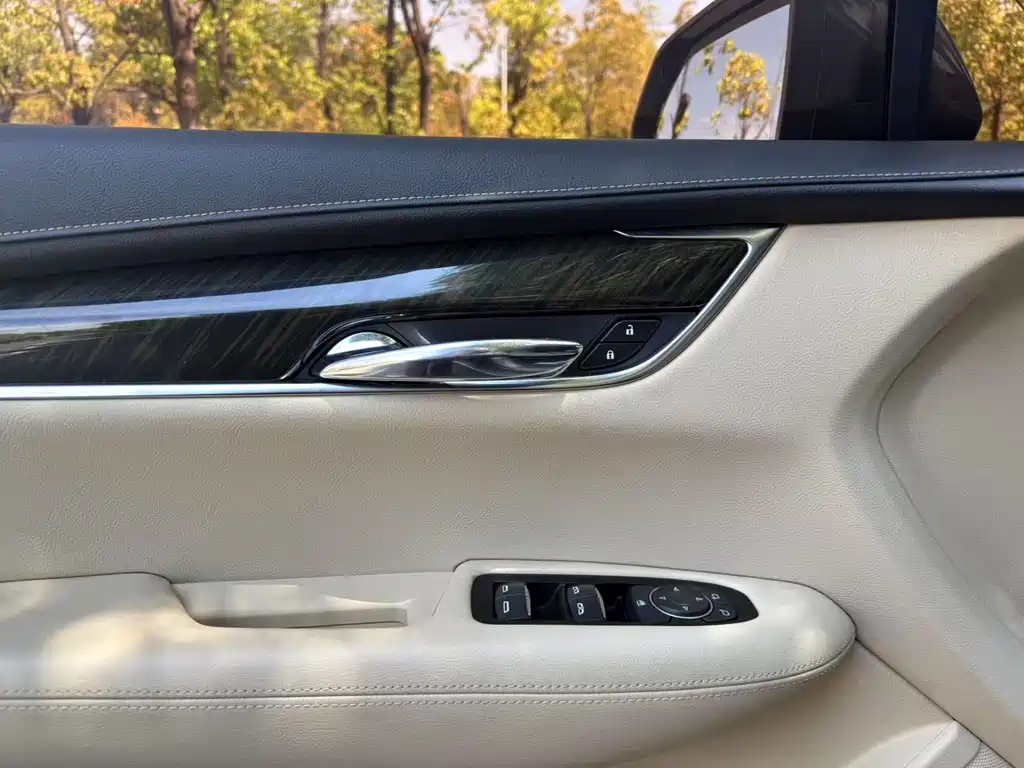 Cadillac XT5 2016 — фото 15