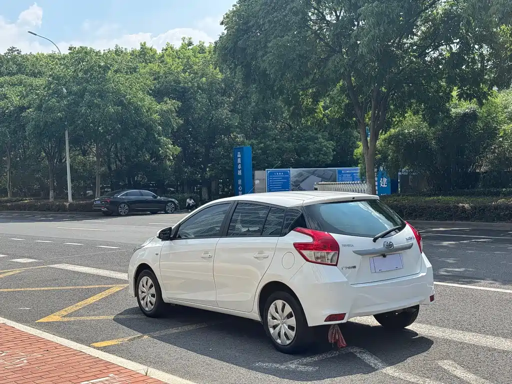 Toyota Yaris L 2015 — фото 4