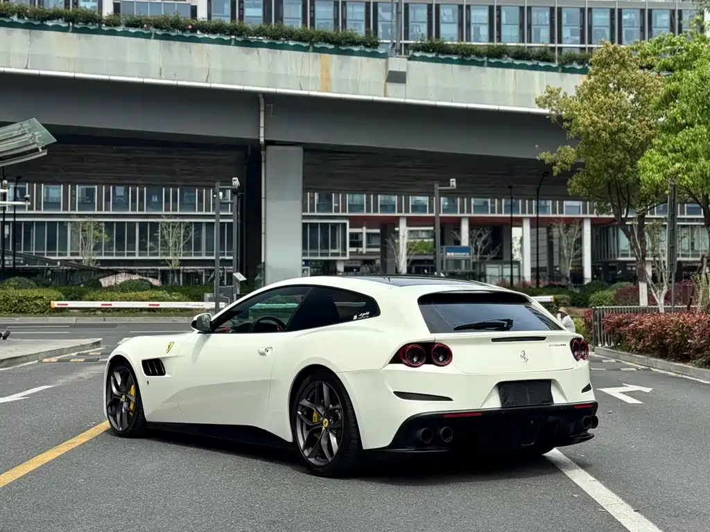 Ferrari GTC4Lusso 2017 — фото 9